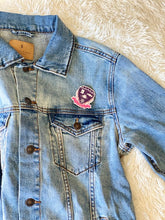 Load image into Gallery viewer, SLG Crest Pin
